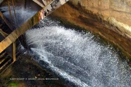 Image du Maroc Professionnelle de  Le Barrage Machraa Hamadi dont la capacité est de 42 Millions de m3, est construit sur l'Oued Moulouya, il permet, depuis 1956, d'approvisionner la région et d'irriguer les terres de cultures, ce barrage fournit en eau potable les ville de Nador, Oujda, il permet également l'approvisionnement des centre de Taourirte et El Aïoun Sidi Mellouk. Samedi 1er octobre 2005, un mince fil d'eau se déverse par fente des portes. (Photo / Abdeljalil Bounhar) 